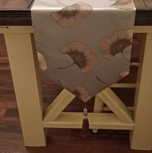 🌷Elegant Satin Tulip Table Runner